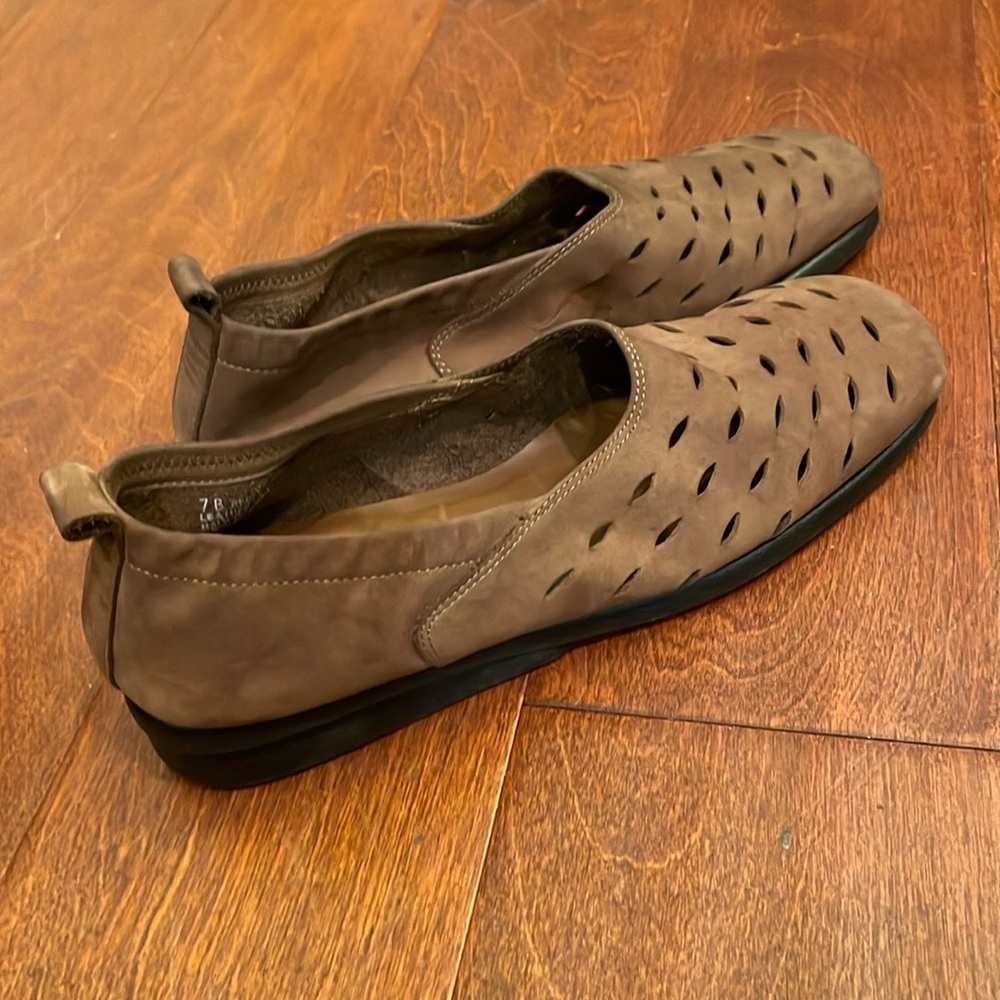 New with box Sz 7 Arrosoles brown nubuck flats